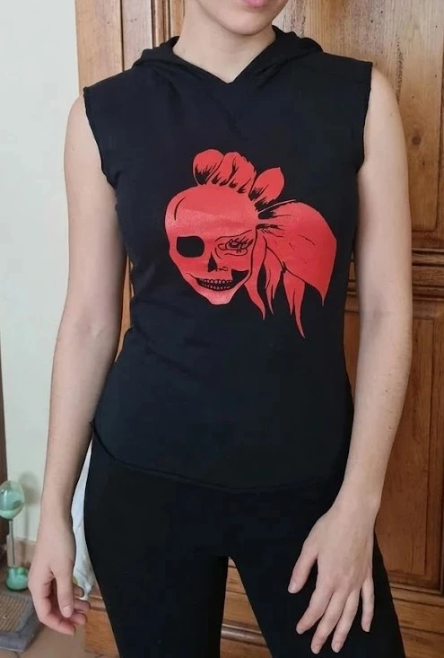 T shirt avec capuche dessin rouge taille noter 2 soit 38 plus un 36